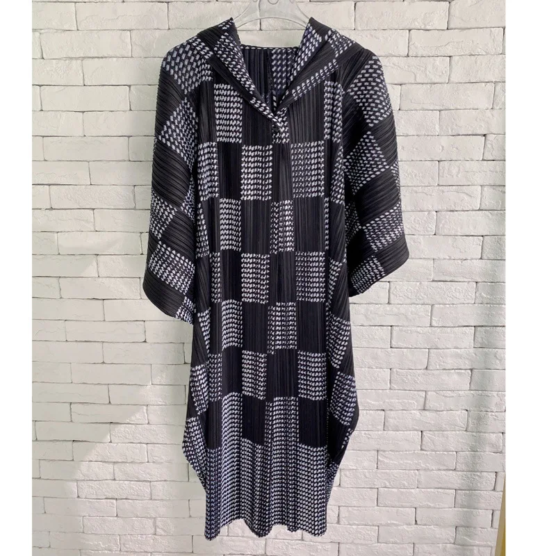 Miyake pleated checkerboard hooded windbreaker women's 2022 spring loose large size thin medium long coat
Miyake pleated checkerboard hooded windbreaker women's 2022 spring loose large size thin medium long coat