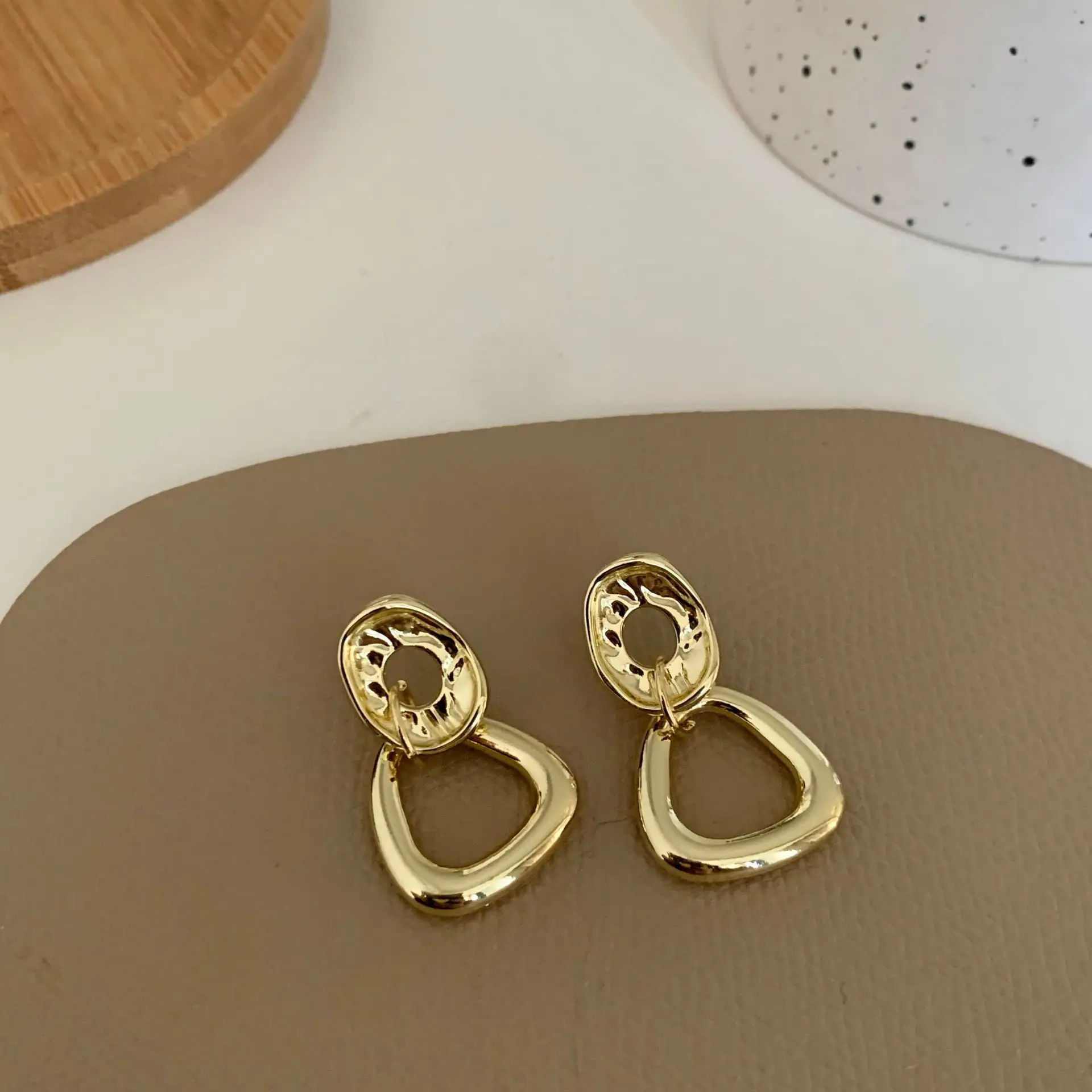 Гипоаллергенные серьги-гвоздики S925, модные геометрические металлические серьги, французские Ретро Женские клипсы, классические модные укр...
Гипоаллергенные серьги-гвоздики S925, модные геометрические металлические серьги, французские Ретро Женские клипсы, классические модные укр...