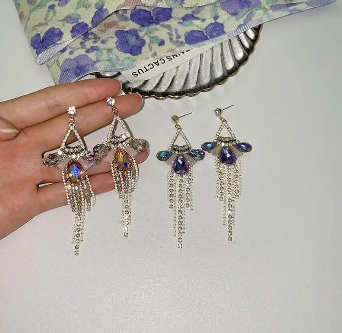 Серьги-кисточки женские с кристаллами и драгоценными камнями 
Серьги-кисточки женские с кристаллами и драгоценными камнями