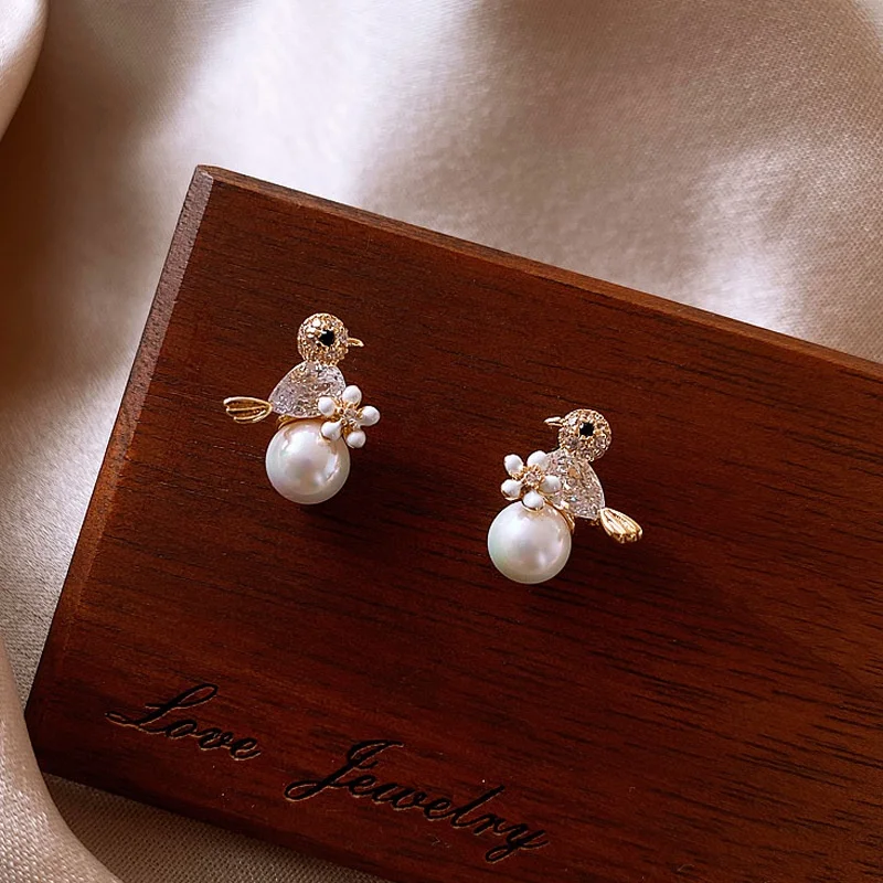 Korean Bird Pearl Earrings for Women Vintage Personalized Zircon Earring Female Ear Jewelry Accessories Gift Pendientes Mujer
Korean Bird Pearl Earrings for Women Vintage Personalized Zircon Earring Female Ear Jewelry Accessories Gift Pendientes Mujer