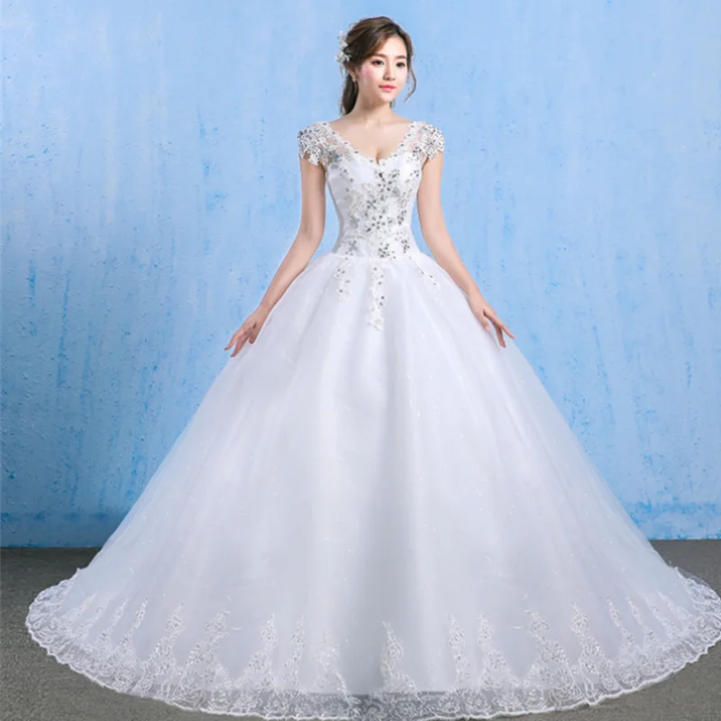 Женское элегантное платье с длинным шлейфом и открытыми плечами 
Женское элегантное платье с длинным шлейфом и открытыми плечами