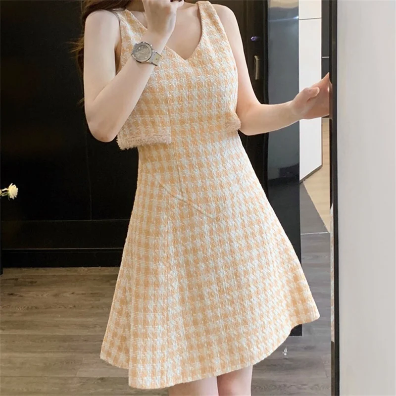 2023 New Sexy Sleeveless Tweed Mini Small Fragrant Dress Women Orange Houndstooth V-neck High End Customized Slim A-line Dresses
2023 New Sexy Sleeveless Tweed Mini Small Fragrant Dress Women Orange Houndstooth V-neck High End Customized Slim A-line Dresses