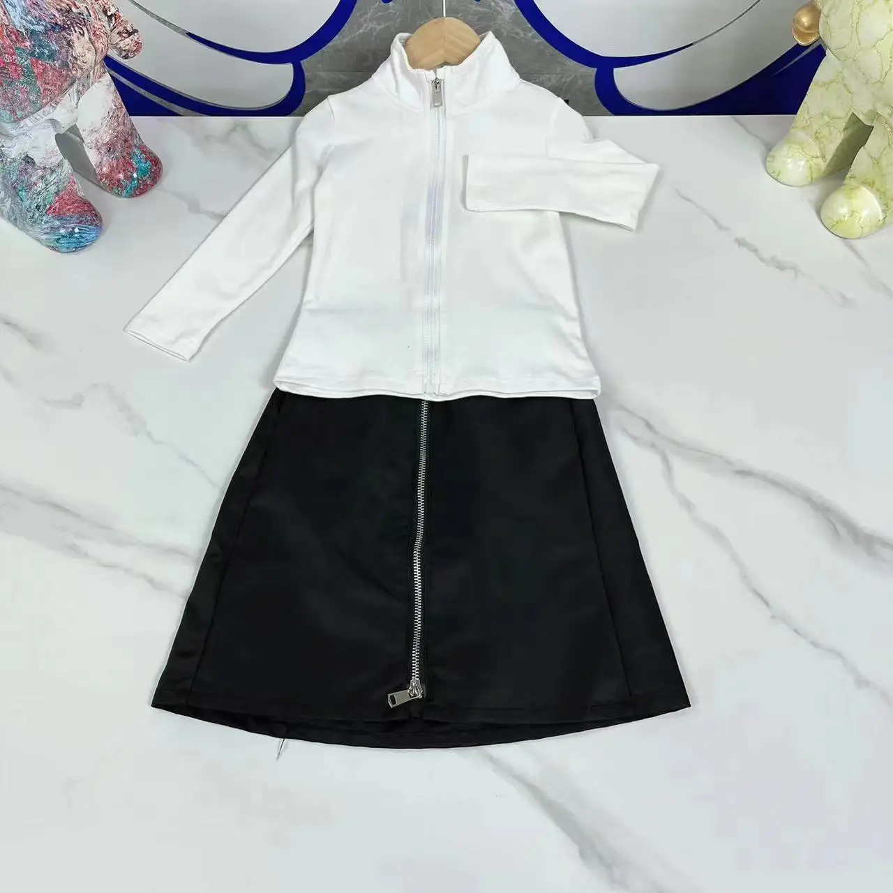 Light luxury children's clothing 2022 early autumn new girl's solid color simple suit skirt, the upper body is foreign
Light luxury children's clothing 2022 early autumn new girl's solid color simple suit skirt, the upper body is foreign