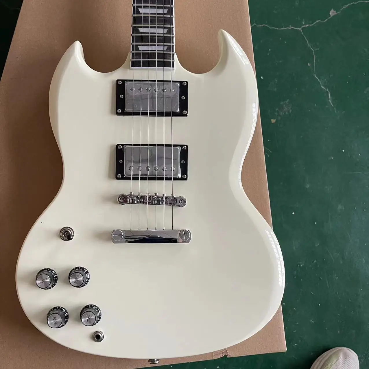 

SG left hand all-in-one electric guitar, creamy yellow body mahogany, LP pickup, LP string bridge, rosewood fingerboard flowerpo