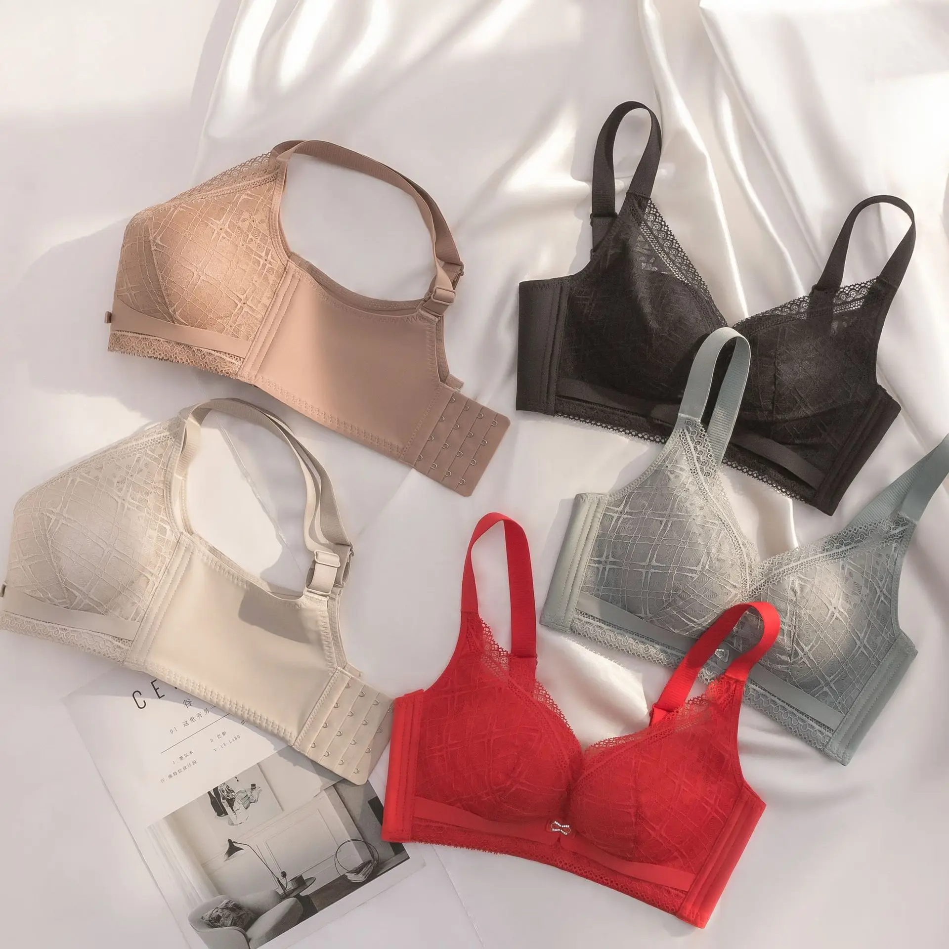 Latex underwear women's non steel ring gathering small chest shows large adjustable lace bra
Latex underwear women's non steel ring gathering small chest shows large adjustable lace bra