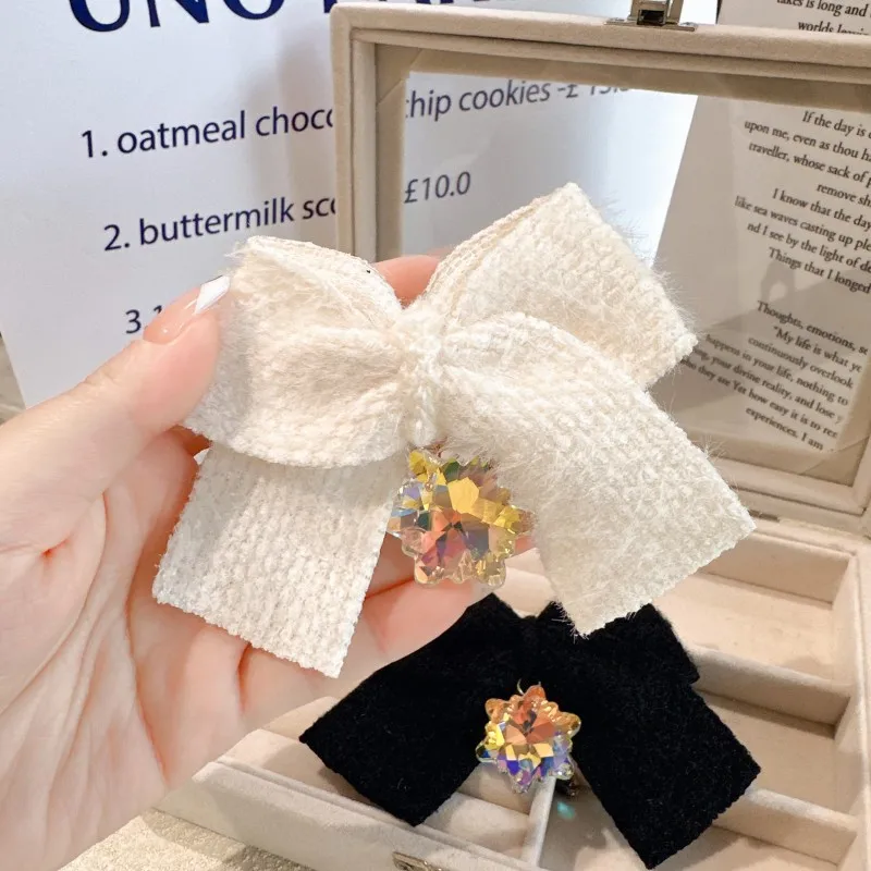 Vintage Woolen Bow Knot Brooch Fashion Snowflake Crystal Pendant Pin Women Autumn Winter Decoration Dress Coat Female Hairpiece
Vintage Woolen Bow Knot Brooch Fashion Snowflake Crystal Pendant Pin Women Autumn Winter Decoration Dress Coat Female Hairpiece