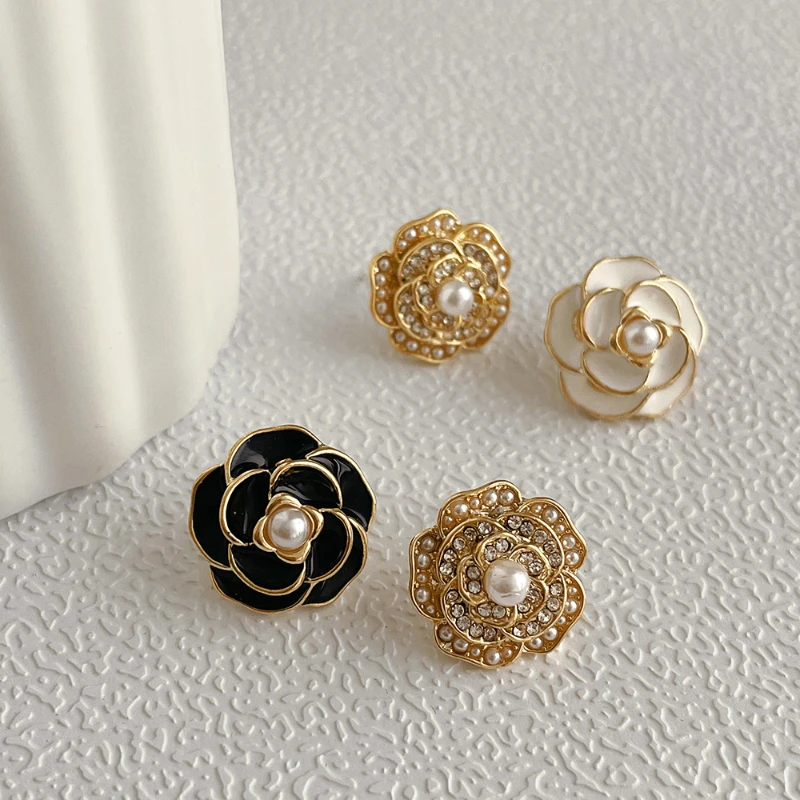 New Asymmetrical Flower Earrings For Women Popular Style Elegant Pearl Shiny Crystal Black White Stud Earrings Gifts Hot Sale
New Asymmetrical Flower Earrings For Women Popular Style Elegant Pearl Shiny Crystal Black White Stud Earrings Gifts Hot Sale