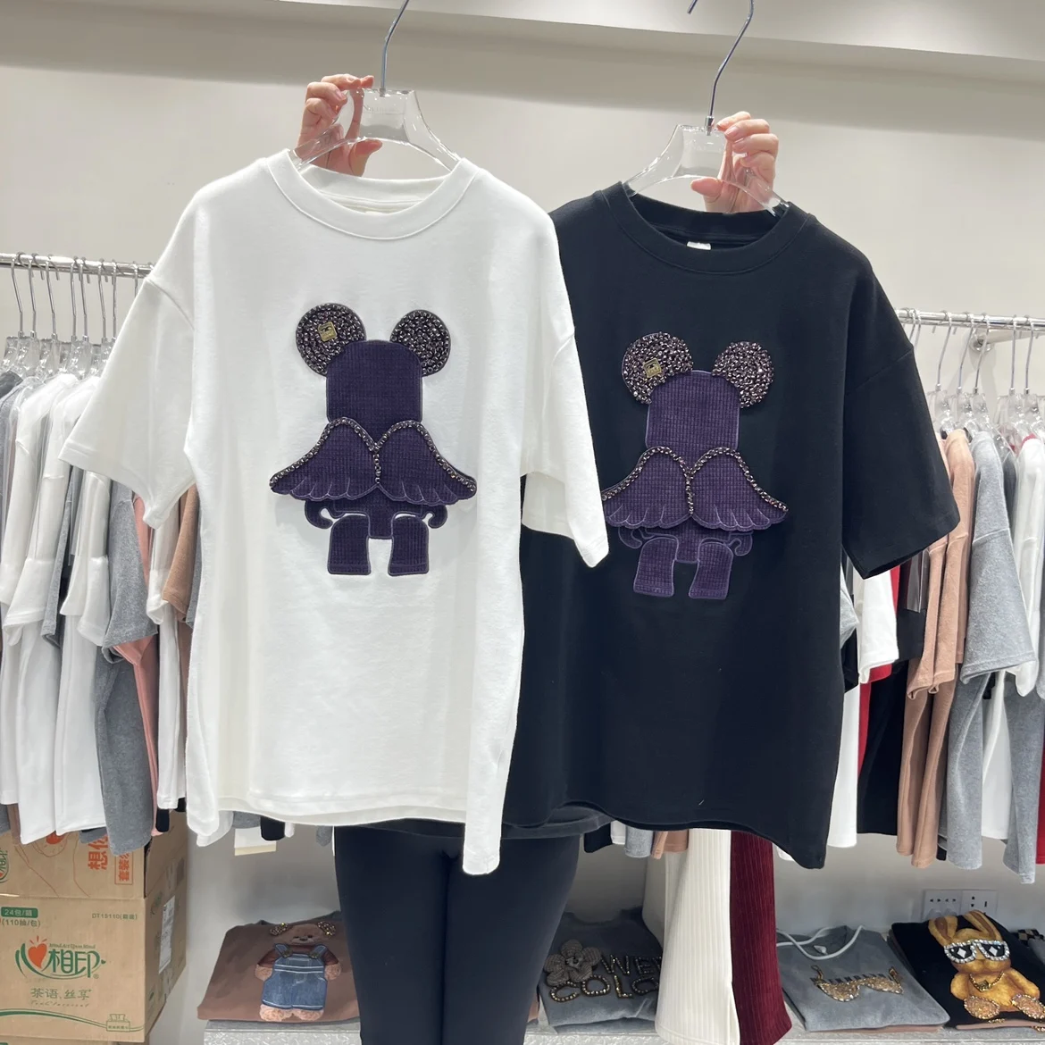 Thicken Sanding Women Short Sleeve T-shirt 2023 New Spring Diamond Embroidery Bear Wings Mid-long Loose Casual Cotton Top Tees
Thicken Sanding Women Short Sleeve T-shirt 2023 New Spring Diamond Embroidery Bear Wings Mid-long Loose Casual Cotton Top Tees
