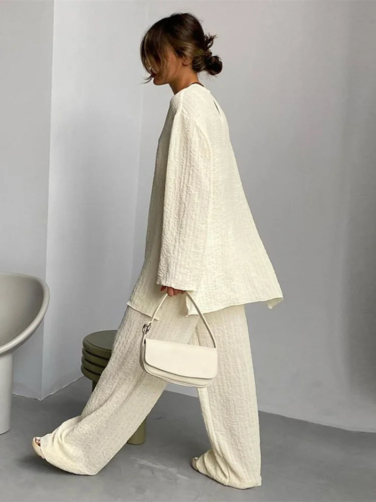 Женский однотонный костюм из футболки с длинным рукавом и широких брюк 
Женский однотонный костюм из футболки с длинным рукавом и широких брюк