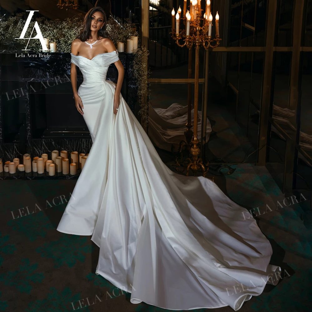 Женское свадебное платье со съемным шлейфом, без рукавов
Женское свадебное платье со съемным шлейфом, без рукавов