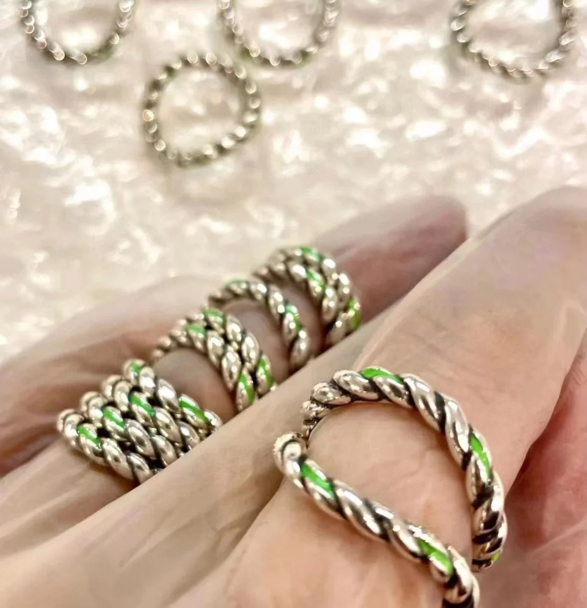 925 Sterling Silver Fried Dough Twists Oil Drop Ring Female Avocado Green Process Wave Closed Design J0347L
925 Sterling Silver Fried Dough Twists Oil Drop Ring Female Avocado Green Process Wave Closed Design J0347L