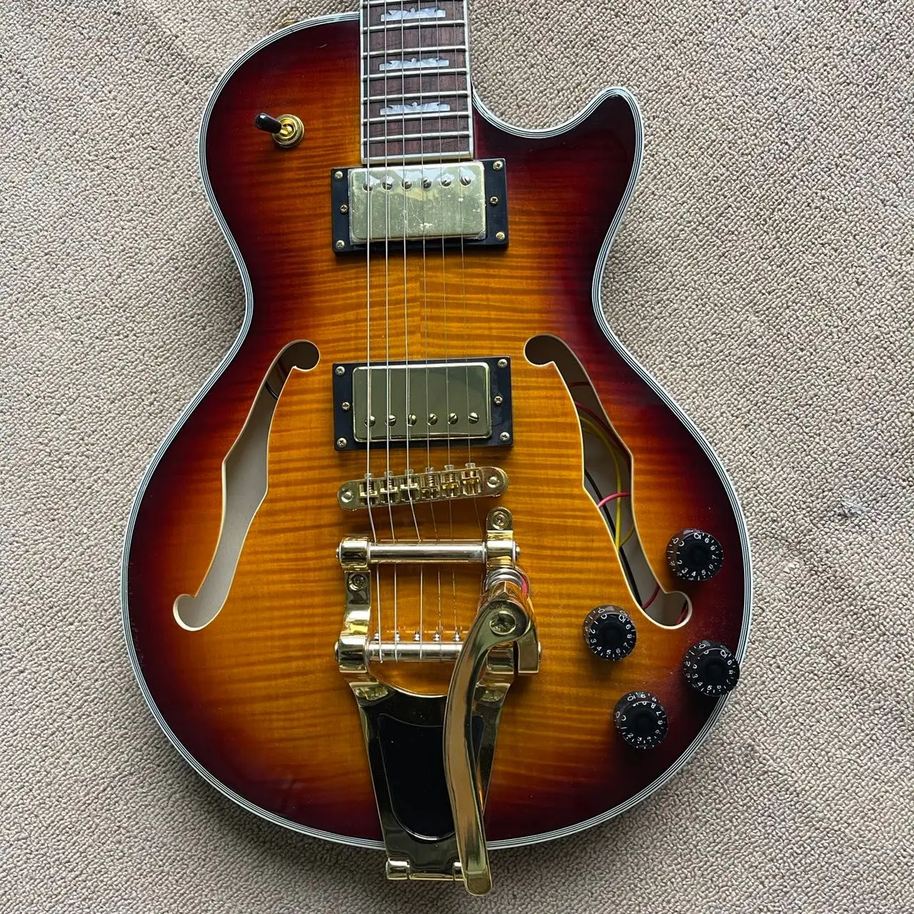 LP all-in-one electric guitar, f-hole cross grain 3TS color hollow body, LP pickup, large rocker chord plate, 4 volume buttons+1
LP all-in-one electric guitar, f-hole cross grain 3TS color hollow body, LP pickup, large rocker chord plate, 4 volume buttons+1