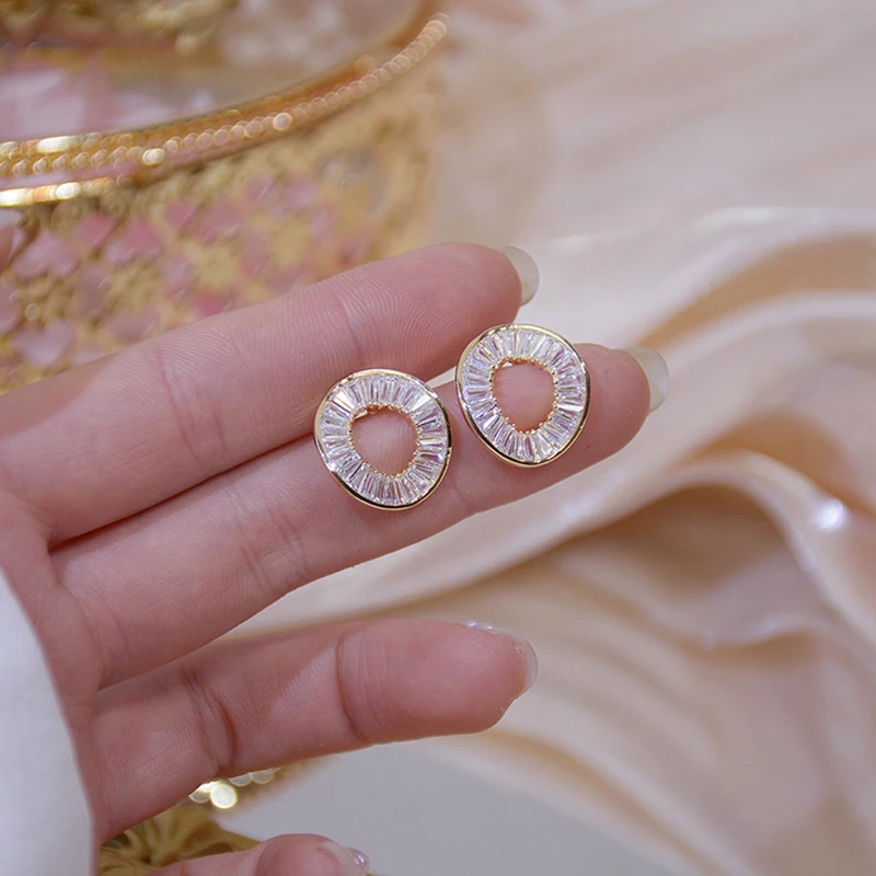 Geometric White Cubic Zirconia Stud Earrings For Women Circle Earrings Wedding Jewelry Engagement Gift
Geometric White Cubic Zirconia Stud Earrings For Women Circle Earrings Wedding Jewelry Engagement Gift