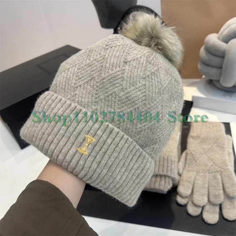 645799 Women Winter Scarf Gloves Hat Set Fashion Luxury Wool Glove Outdoor Winter Wear Design Women Sport Classics Men Gloves
645799 Women Winter Scarf Gloves Hat Set Fashion Luxury Wool Glove Outdoor Winter Wear Design Women Sport Classics Men Gloves