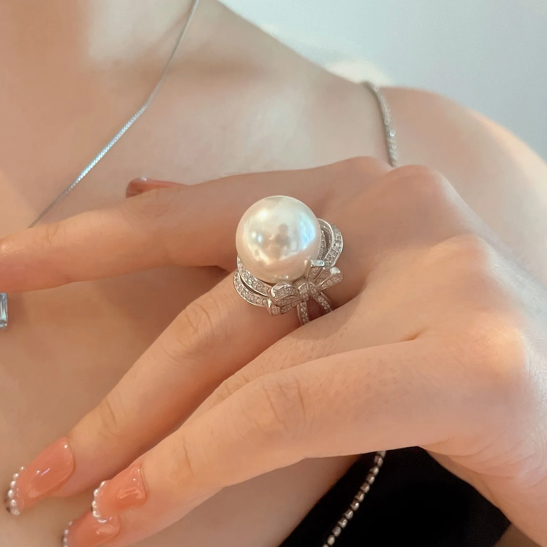 New Trendy Luxury Temperament Natural Freshwater Pearl Oyster Beads Bow Full Diamond Open Ring For Women Fine Jewelry Party Gift
New Trendy Luxury Temperament Natural Freshwater Pearl Oyster Beads Bow Full Diamond Open Ring For Women Fine Jewelry Party Gift