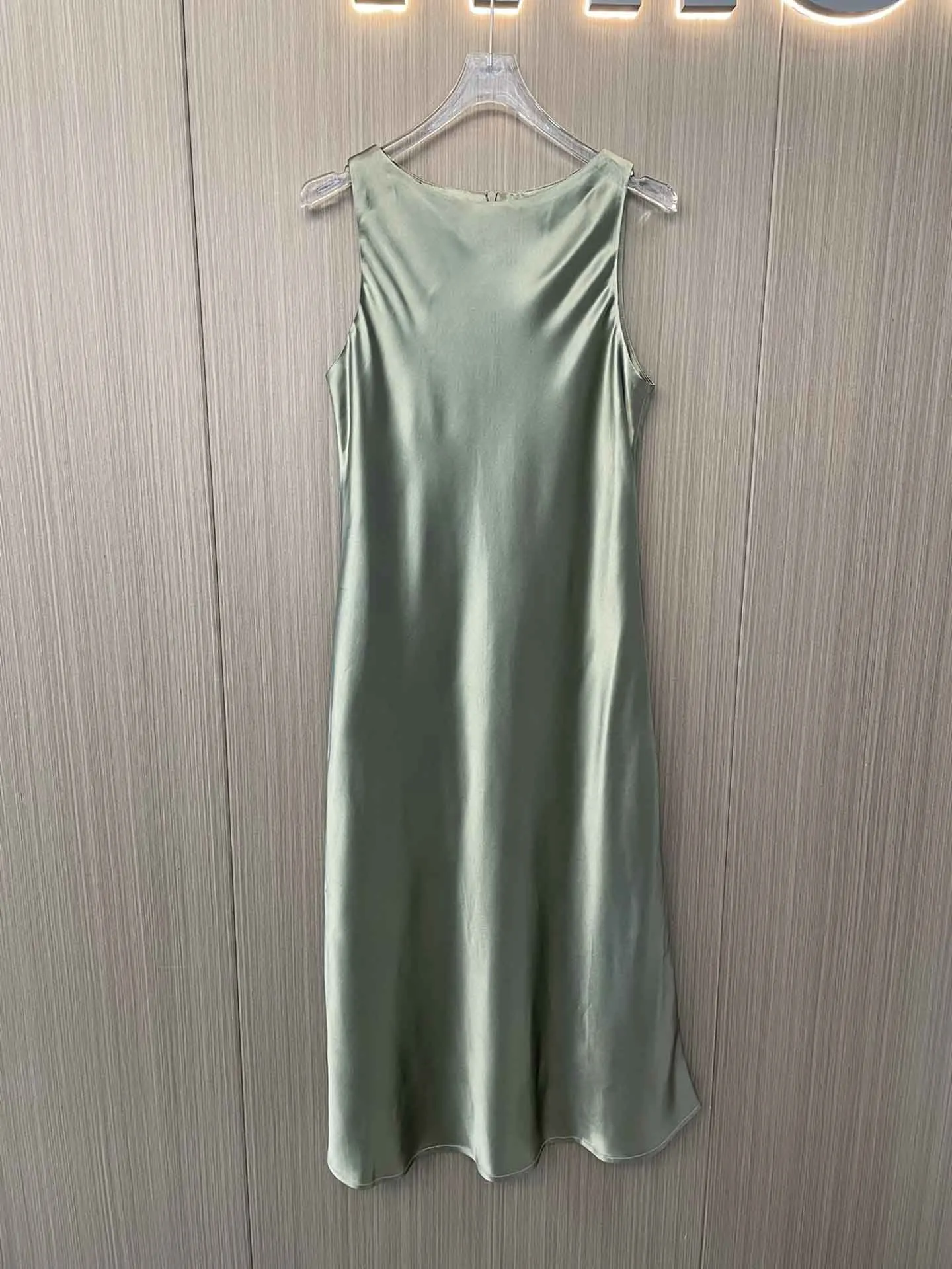 New French advanced version of the dress type exquisite high-end slimming thin fabric soft and delicate
New French advanced version of the dress type exquisite high-end slimming thin fabric soft and delicate