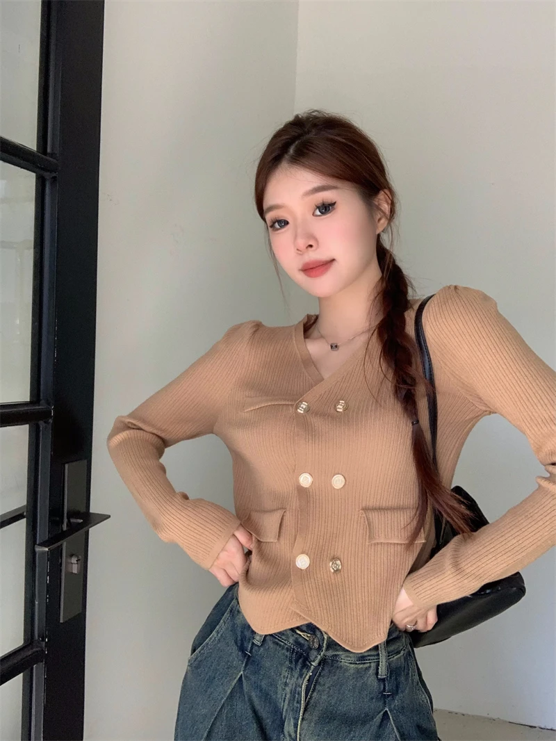 Женский трикотажный кардиган с V-образным вырезом и длинным рукавом 
Женский трикотажный кардиган с V-образным вырезом и длинным рукавом