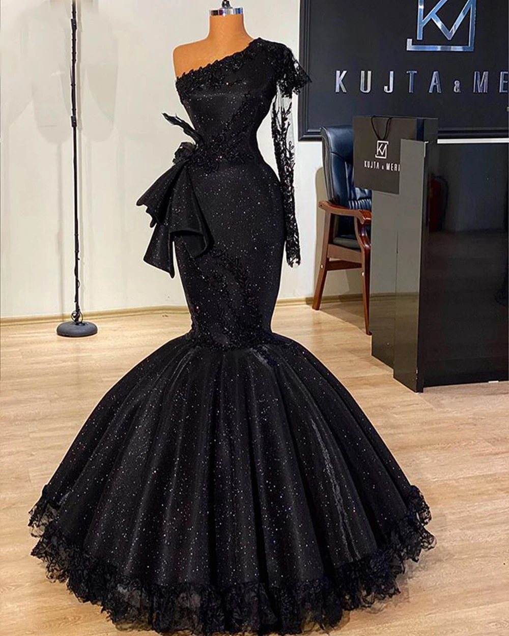 Elegant Black Mermaid Evening Dresses One Shoulder Lace Long Sleeve Prom Gowns Sexy Sweep Train Celebrity Party Dresses
Elegant Black Mermaid Evening Dresses One Shoulder Lace Long Sleeve Prom Gowns Sexy Sweep Train Celebrity Party Dresses