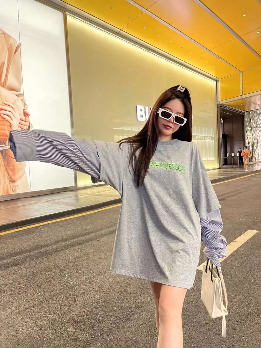 22 spring&summer wonen new color contrast fake two-piece shirt long-sleeved T-shirt oversize
22 spring&summer wonen new color contrast fake two-piece shirt long-sleeved T-shirt oversize