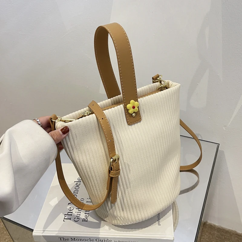 Brand Striped Women Shoulder Bags Casual Tote Bucket Bags Ladies Crossbody Luxury Spring New Travel PU Leather Woman Handbags
Brand Striped Women Shoulder Bags Casual Tote Bucket Bags Ladies Crossbody Luxury Spring New Travel PU Leather Woman Handbags