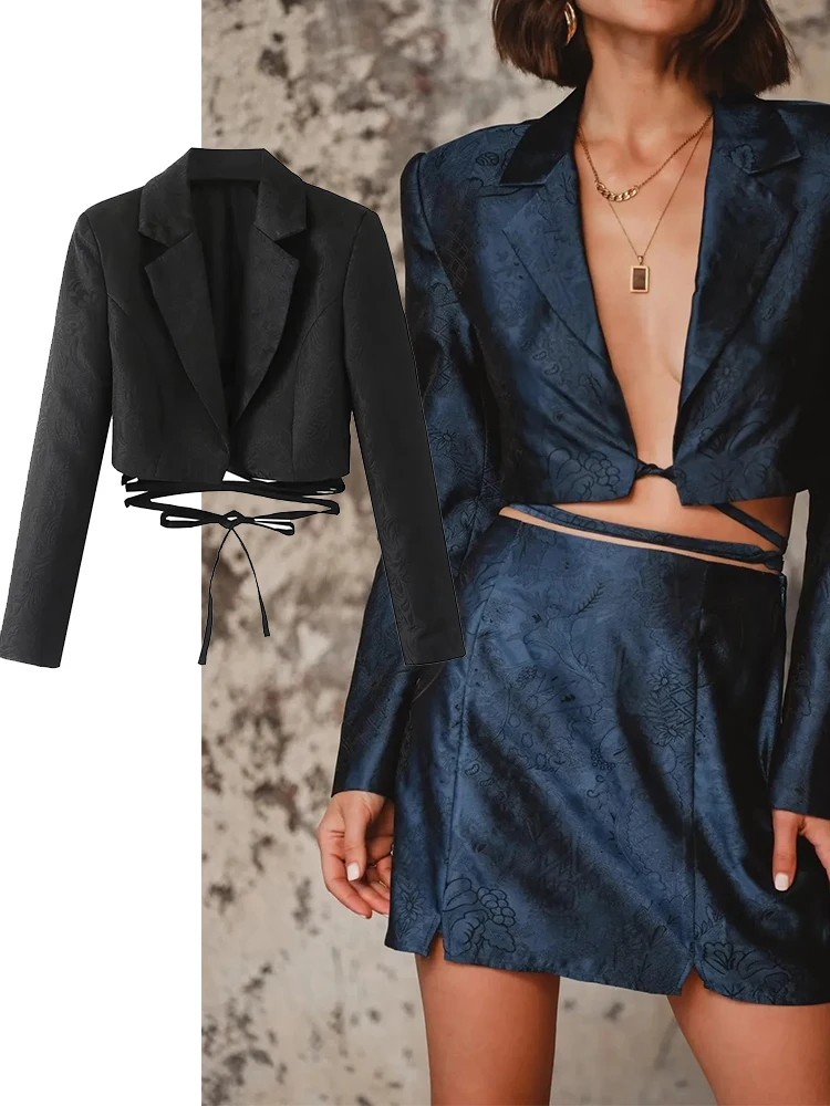 Куртка женская короткая с карманами, однобортная, с длинным рукавом
Куртка женская короткая с карманами, однобортная, с длинным рукавом