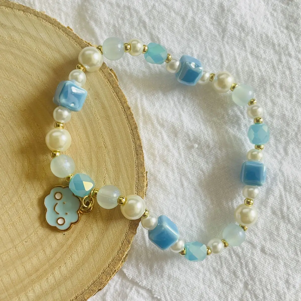 Pearl Blue Rhinestone Bracelets for Women Crystal Baroque Wedding Jewelry Smiling Clouds Charm Vintage Adjustable Charm Bangle
Pearl Blue Rhinestone Bracelets for Women Crystal Baroque Wedding Jewelry Smiling Clouds Charm Vintage Adjustable Charm Bangle