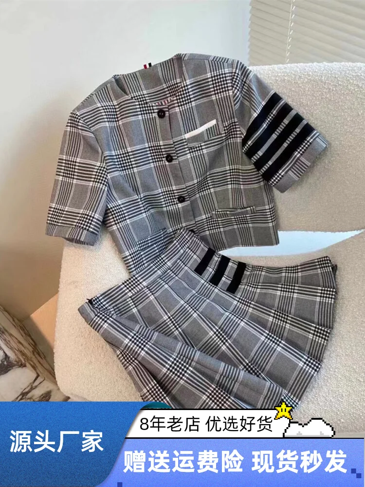 Женский летний комплект TB, универсальный удобный серый полосатый пиджак с коротким рукавом в студенческом стиле, плиссированная юбка
Женский летний комплект TB, универсальный удобный серый полосатый пиджак с коротким рукавом в студенческом стиле, плиссированная юбка