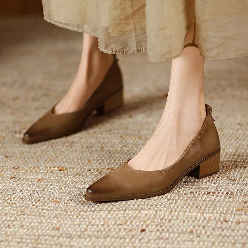 33-40 large size shallow pointed simple sheepskin women's shoes medium heel thick heel leather insole women's shoes
33-40 large size shallow pointed simple sheepskin women's shoes medium heel thick heel leather insole women's shoes