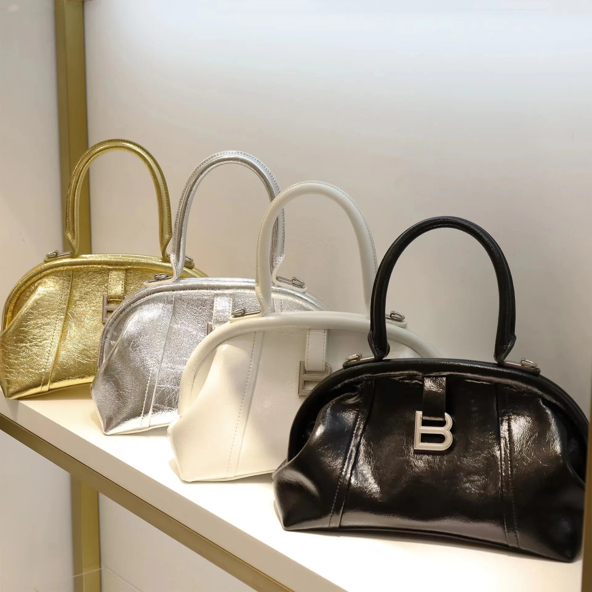 Lady Real Leather Messenger Bag European And American Style Handbag 2022 Summer Fashion New Big Capacity Shoulder Crossbody Bags
Lady Real Leather Messenger Bag European And American Style Handbag 2022 Summer Fashion New Big Capacity Shoulder Crossbody Bags
