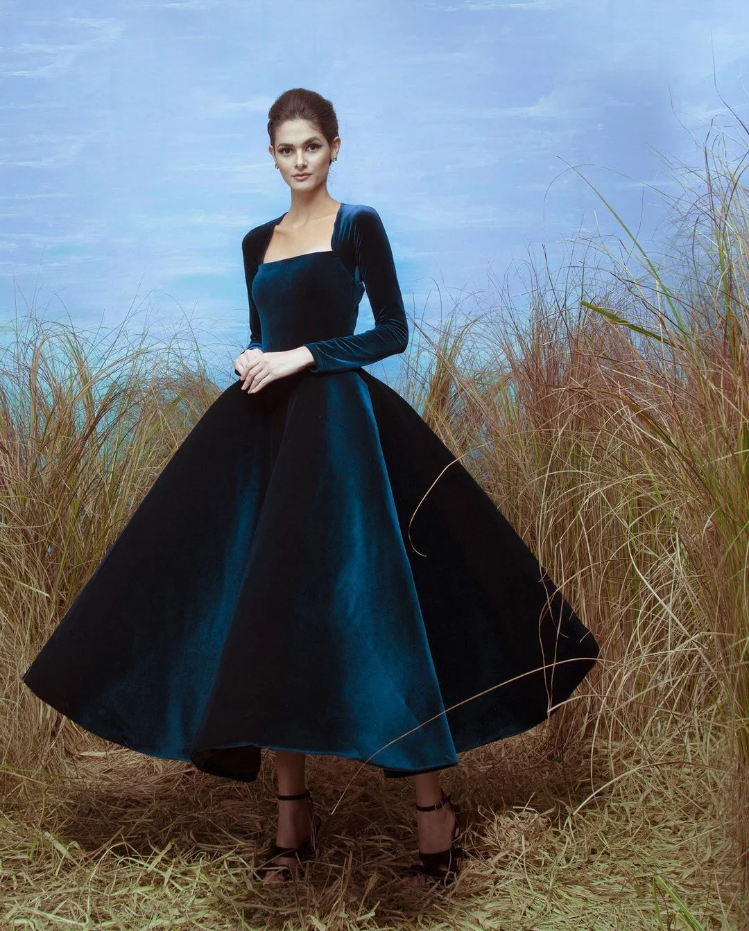 2023 Navy Velvet Long Sleeve Cocktail Dress Celebrity Saudi Arabic Prom Party Dresses Tea-Length Dubai Women Formal Evening Gown
2023 Navy Velvet Long Sleeve Cocktail Dress Celebrity Saudi Arabic Prom Party Dresses Tea-Length Dubai Women Formal Evening Gown