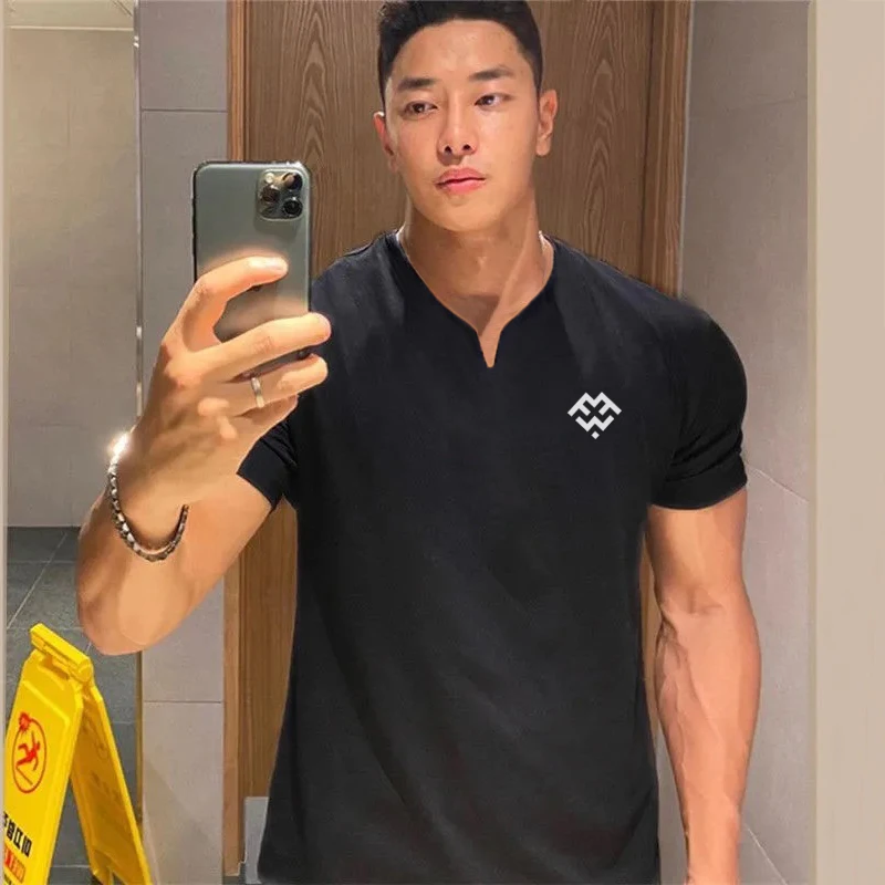 Футболка мужская летняя с V-образным вырезом и принтом
Футболка мужская летняя с V-образным вырезом и принтом