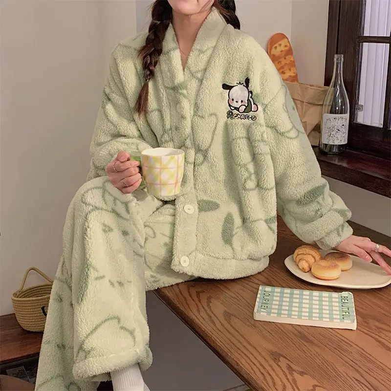 Pachacco Kawaii Коралловая бархатная зимняя Пижама женская Милая ветровка новый костюм для лица мягкая и утепленная домашняя одежда для студентов
Pachacco Kawaii Коралловая бархатная зимняя Пижама женская Милая ветровка новый костюм для лица мягкая и утепленная домашняя одежда для студентов
