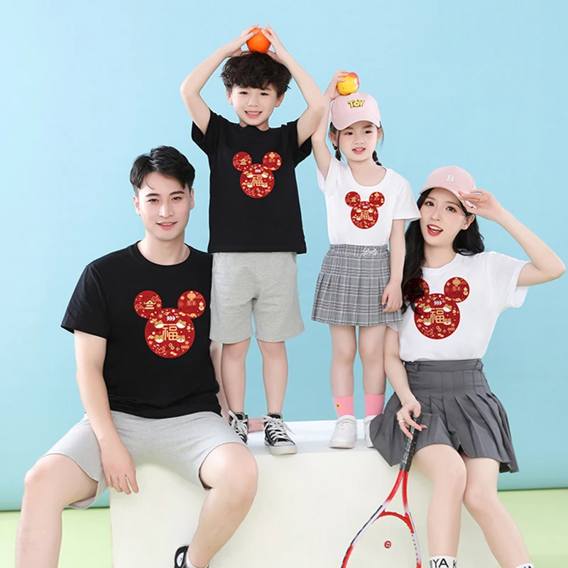 Новые Семейные одинаковые костюмы Disney, летняя одежда, хлопковая свободная и удобная футболка с короткими рукавами и головой Микки Мауса для... 
Новые Семейные одинаковые костюмы Disney, летняя одежда, хлопковая свободная и удобная футболка с короткими рукавами и головой Микки Мауса для...