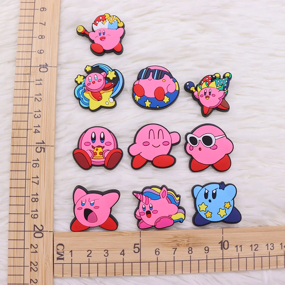 Смешанные 50 шт. анимационная популярная игра розовое существо ПВХ садовые обувные Подвески дизайнерские украшения Забивной Кроксы Jibz рюкз...
Смешанные 50 шт. анимационная популярная игра розовое существо ПВХ садовые обувные Подвески дизайнерские украшения Забивной Кроксы Jibz рюкз...