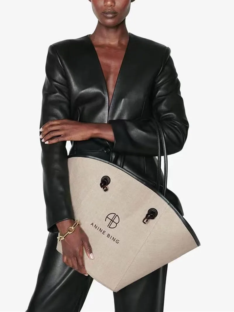 Ladies Letter Logo Embroidery Tote Bag 2022 New Fan-Shaped Leather Handle Canvas Bag Women Fashion Shoulder Bag
Ladies Letter Logo Embroidery Tote Bag 2022 New Fan-Shaped Leather Handle Canvas Bag Women Fashion Shoulder Bag