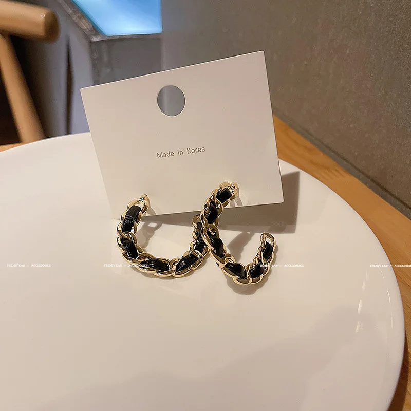 2022 Trend Korean Retro Design Black Chain Hoop Earrings Female Luxury Metal Earrings Jewellery for Women Fashion 
2022 Trend Korean Retro Design Black Chain Hoop Earrings Female Luxury Metal Earrings Jewellery for Women Fashion