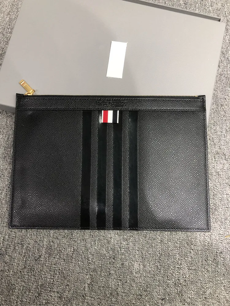 TB THOM Clutch Bags Fashion Brand Classic Black 4-Bar Striped Male Handbags Business Multi-Function Large Capacity Envelope Bag
TB THOM Clutch Bags Fashion Brand Classic Black 4-Bar Striped Male Handbags Business Multi-Function Large Capacity Envelope Bag