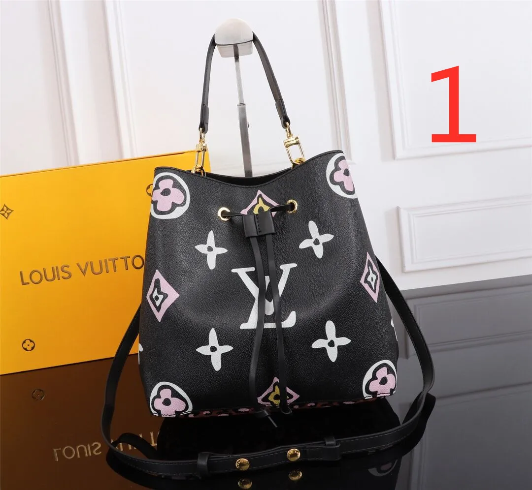 Модная женская сумка
Модная женская сумка