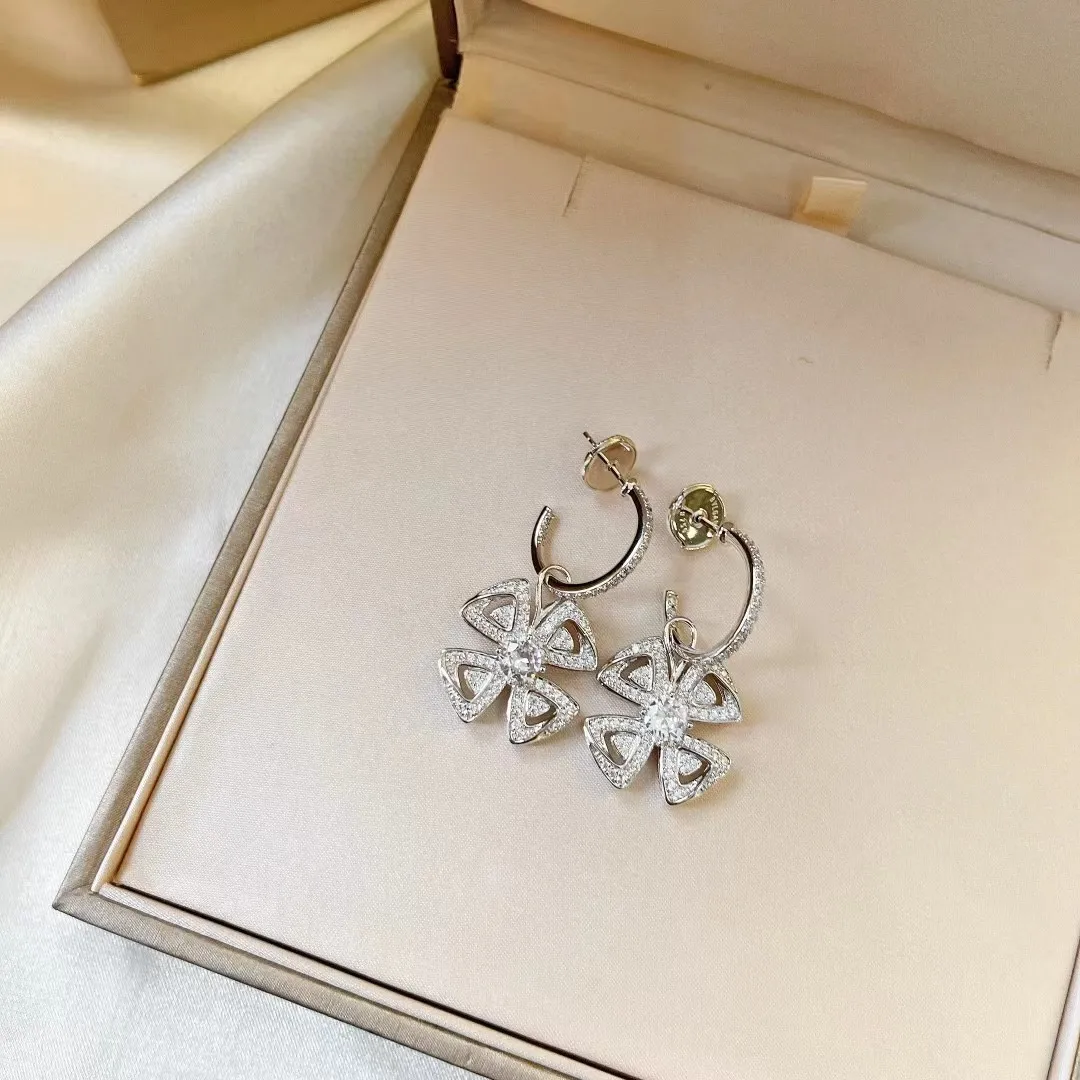 Luxury Jewelry Earring 925 Sterling Silver Drop Clover Earrings Wedding Vintage Trend Gift Exquisite Designer Earrings for Women
Luxury Jewelry Earring 925 Sterling Silver Drop Clover Earrings Wedding Vintage Trend Gift Exquisite Designer Earrings for Women