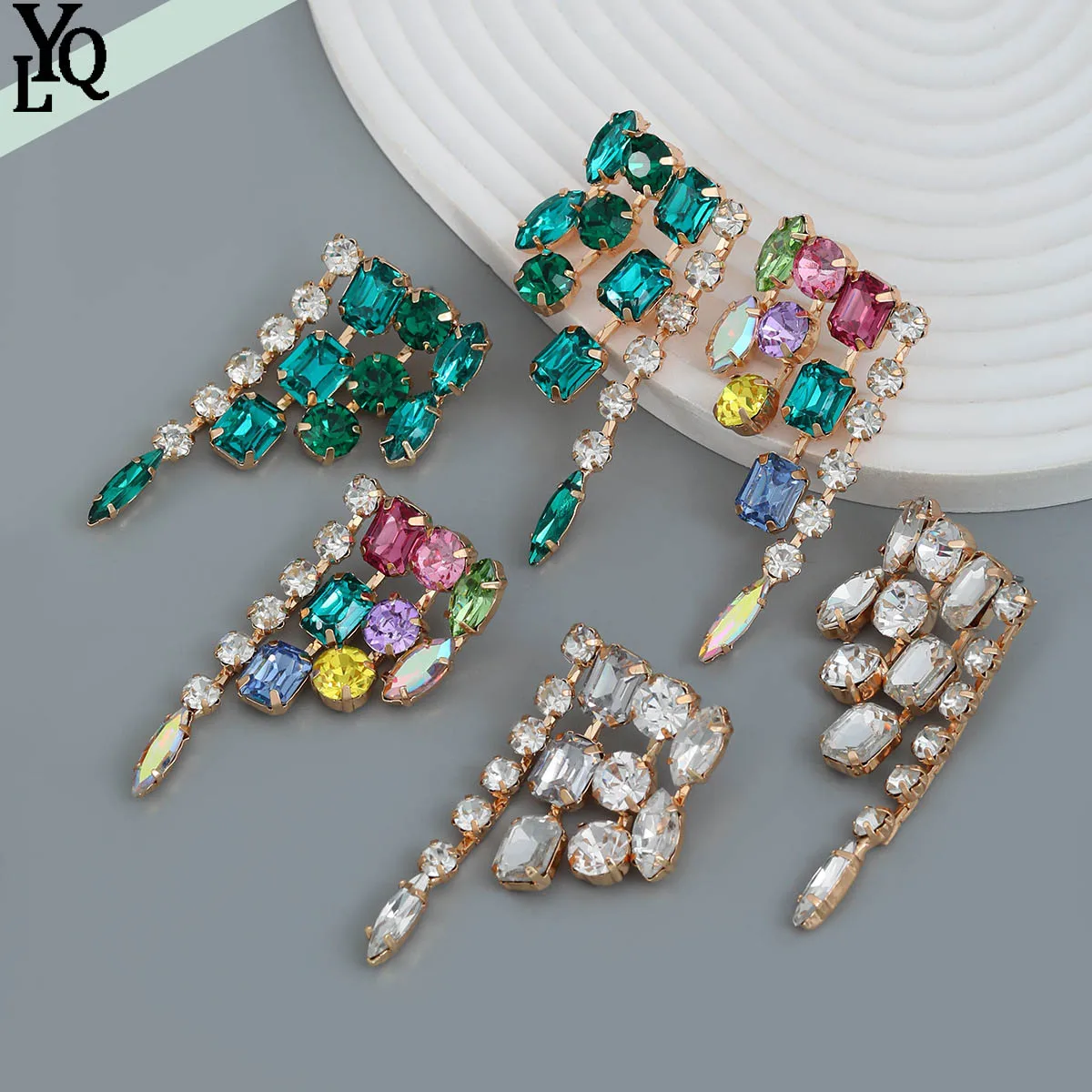 2023 European and American Colored Women's Fashion Geometric Alloy Diamond Banquet Jewelry
2023 European and American Colored Women's Fashion Geometric Alloy Diamond Banquet Jewelry