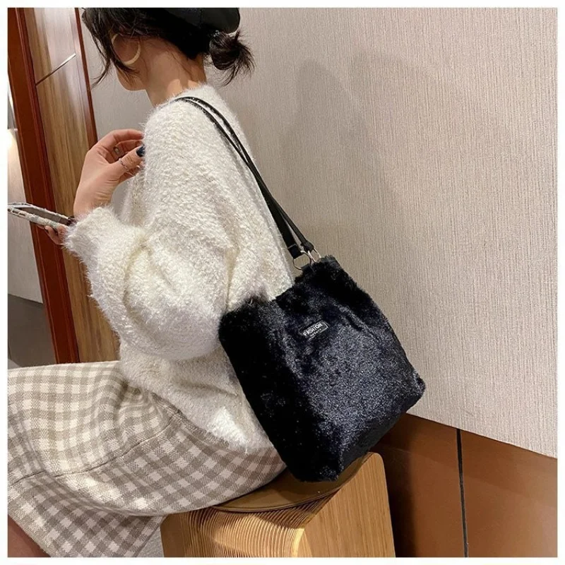 2023 Plush Large Capacity Shopping Tote Bag for Women Autumn Winter New One Shoulder Bucket Underarm Bags Wallets and Handbags
2023 Plush Large Capacity Shopping Tote Bag for Women Autumn Winter New One Shoulder Bucket Underarm Bags Wallets and Handbags