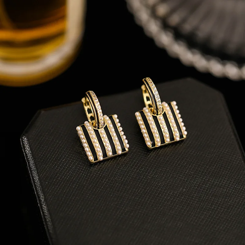 D Letter Cold Wind Asymmetric Square Crystal Temperament Versatile For Women Fashion Earring Daily Birthday Party Jewelry Gifts
D Letter Cold Wind Asymmetric Square Crystal Temperament Versatile For Women Fashion Earring Daily Birthday Party Jewelry Gifts