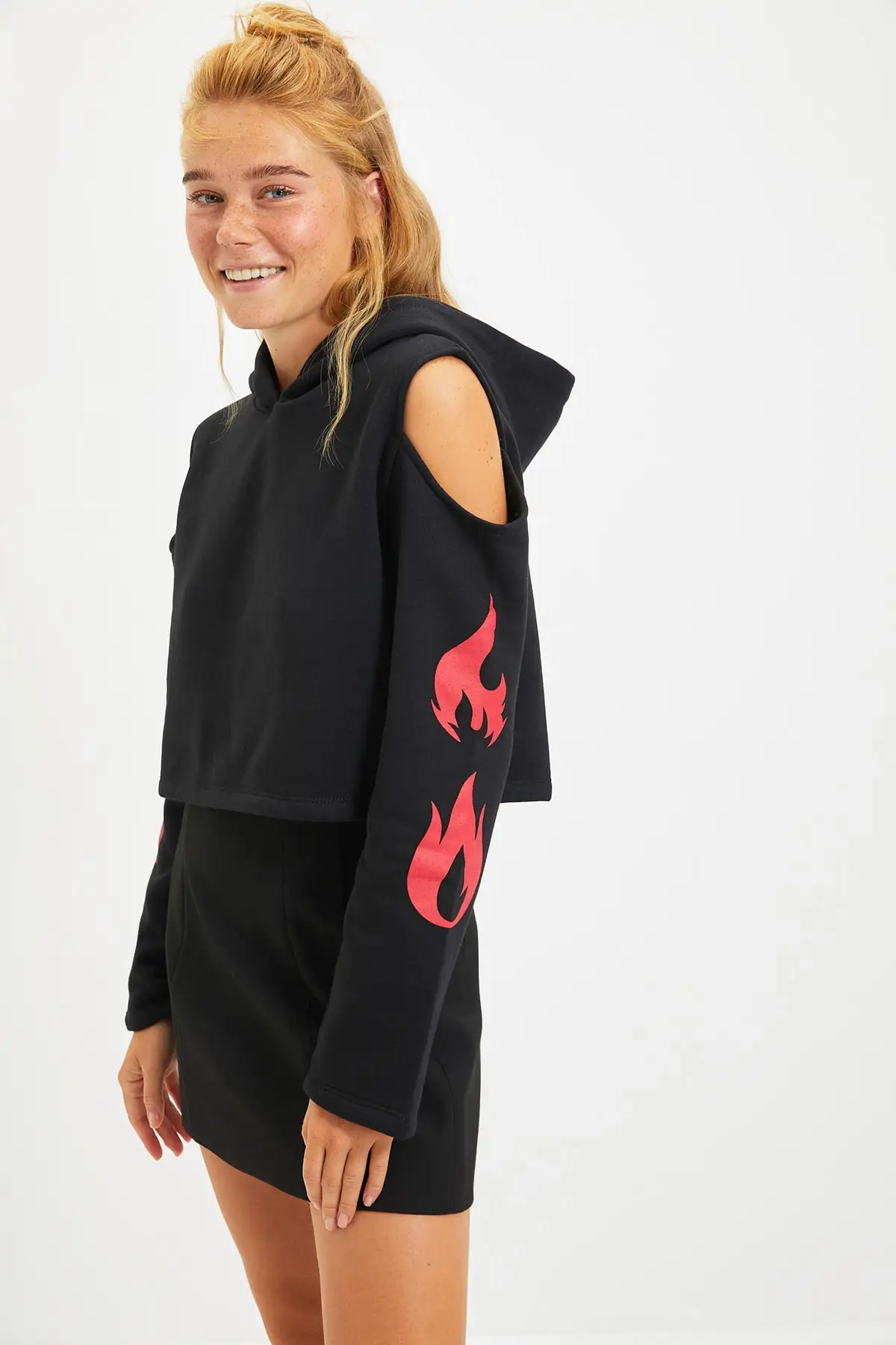 Trendyol Printed Cut Out Detail Thick Crop Hooded Knitted Sweatshirt TWOAW22SW1613
Trendyol Printed Cut Out Detail Thick Crop Hooded Knitted Sweatshirt TWOAW22SW1613
