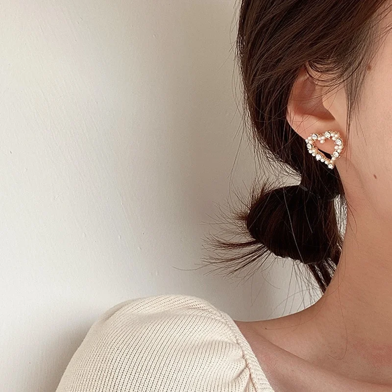 South Korea Small Fresh Sweet Cute Heart Crystal Stud Temperament Geometric Round Pearl Zircon Earrings Party
South Korea Small Fresh Sweet Cute Heart Crystal Stud Temperament Geometric Round Pearl Zircon Earrings Party