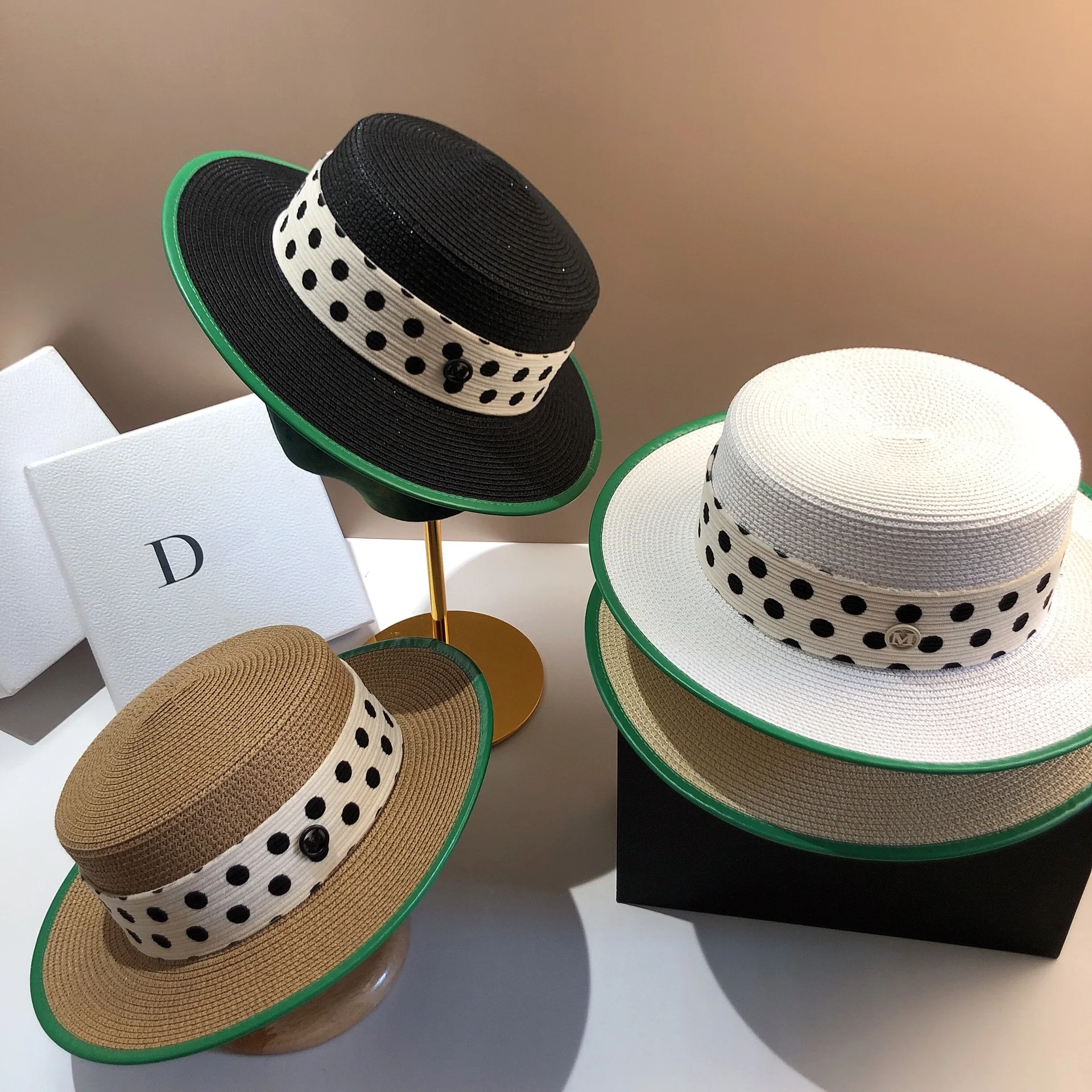 2022 New Summer Fashion Sun Hats for Women Luxury Straw Wide Brim Beach Hats Ribbon Decoration Fedora Ladies Cap Visors Dropping
2022 New Summer Fashion Sun Hats for Women Luxury Straw Wide Brim Beach Hats Ribbon Decoration Fedora Ladies Cap Visors Dropping