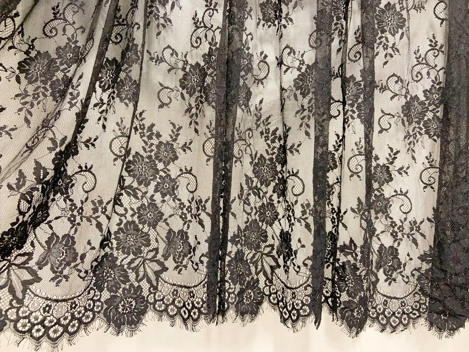 3 yards Black Chantilly Lace Fabric with Double Selvedges Scalloped Lace Fabric with Florals for Wedding Dress Lingerie
3 yards Black Chantilly Lace Fabric with Double Selvedges Scalloped Lace Fabric with Florals for Wedding Dress Lingerie