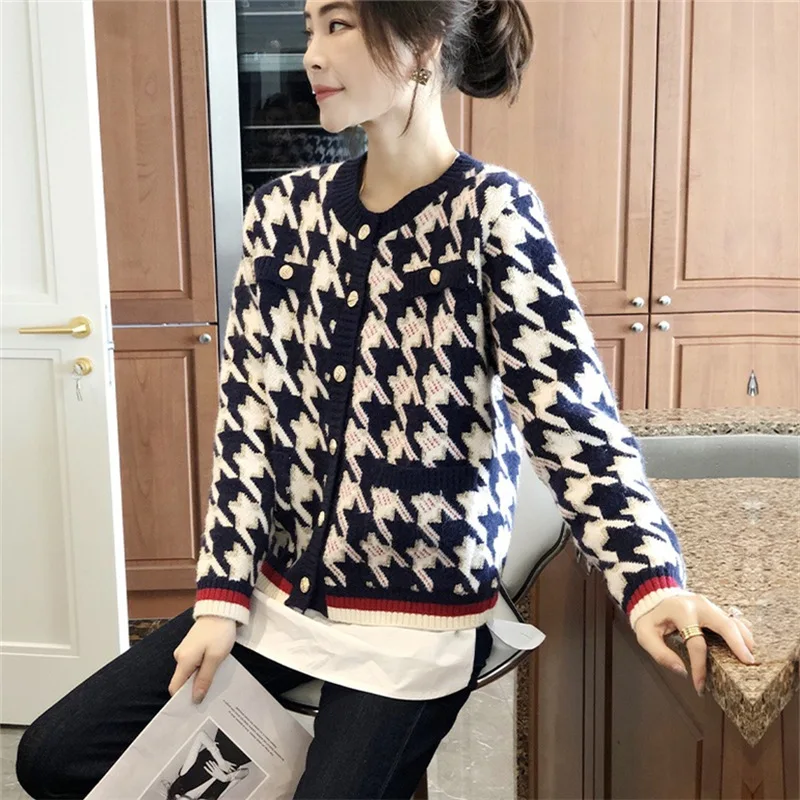 2022 Spring and Autumn New Style Elegant Casual Jacket Knitted Cardigan Women V-Neck Short Houndstooth Bottoming Sweater T579
2022 Spring and Autumn New Style Elegant Casual Jacket Knitted Cardigan Women V-Neck Short Houndstooth Bottoming Sweater T579