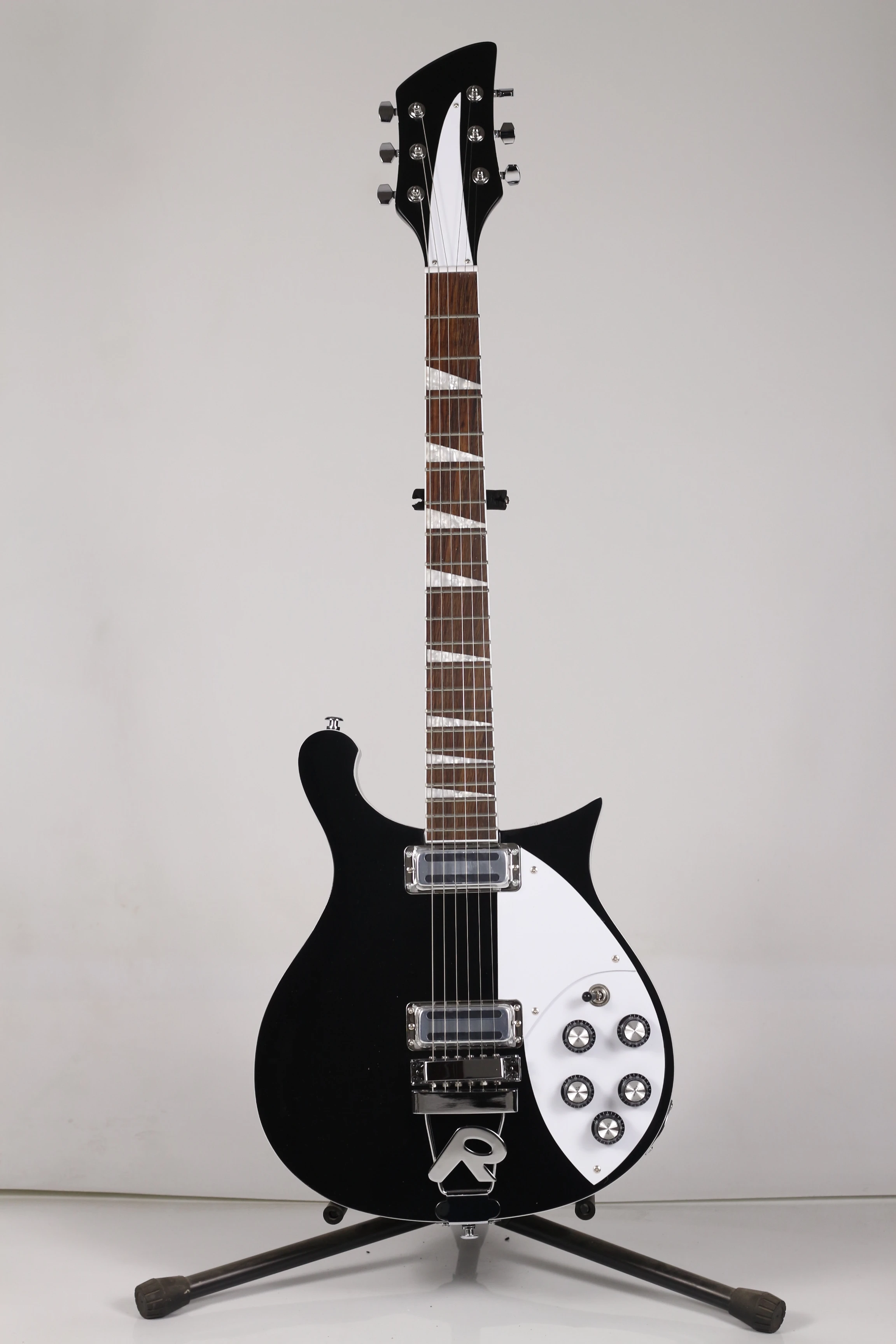 Гитара Rickbacker 460 21 лад 2 тостер Rickenbacker звукосниматели черного цвета RICKENBACKER гитара 6 и 12 струн
Гитара Rickbacker 460 21 лад 2 тостер Rickenbacker звукосниматели черного цвета RICKENBACKER гитара 6 и 12 струн