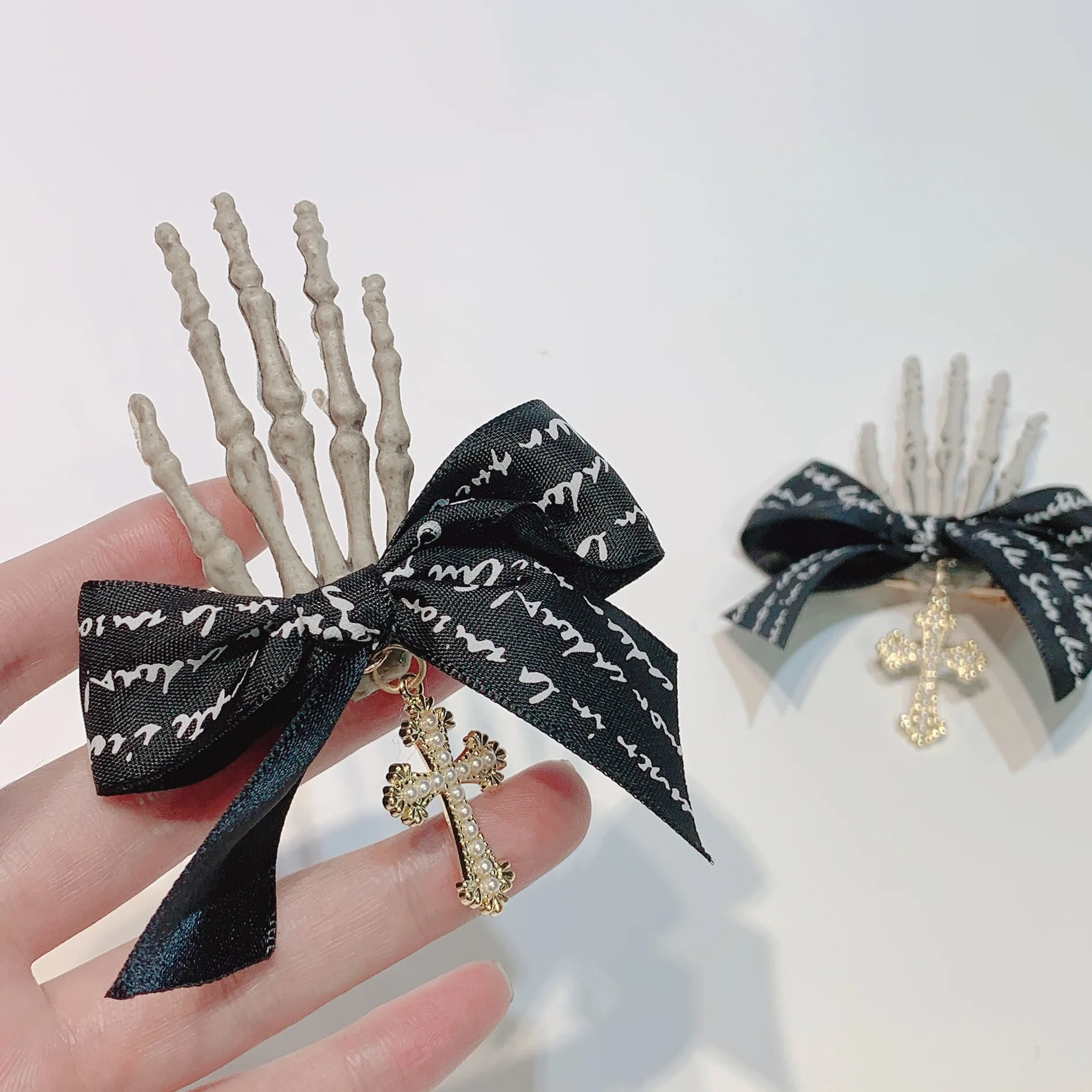 New Halloween bow Skull clip Hand Bone Hairpin Gripper Ghost Skeleton Hair Clips Hairclips Bone Claw Hair Accessories
New Halloween bow Skull clip Hand Bone Hairpin Gripper Ghost Skeleton Hair Clips Hairclips Bone Claw Hair Accessories