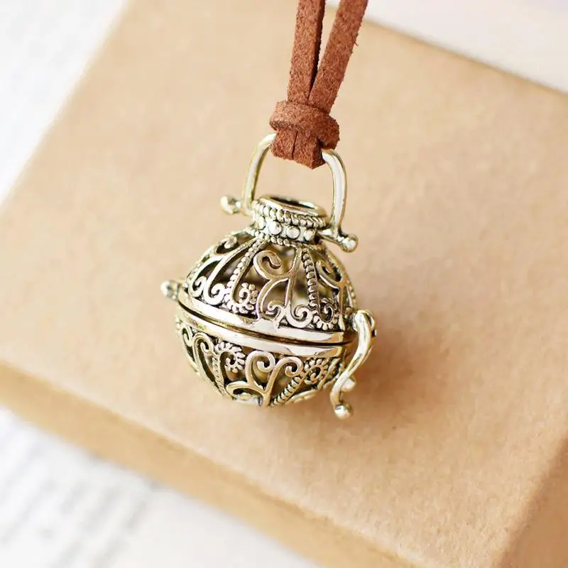 Hollow Brass Open Locket Classic Cage Necklace Box Essential Oil Fragrance Aromatherapy Diffuser Necklaces
Hollow Brass Open Locket Classic Cage Necklace Box Essential Oil Fragrance Aromatherapy Diffuser Necklaces